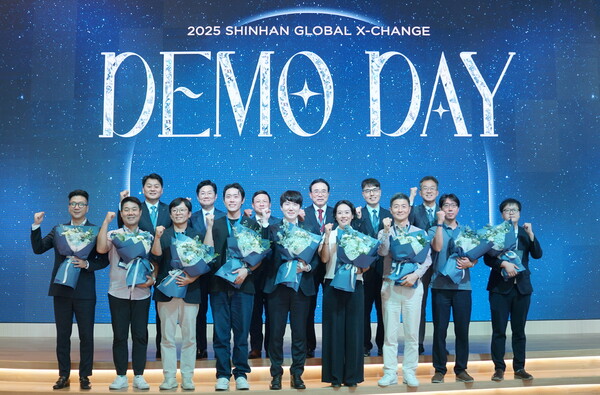 ▲지난 18일 신한베트남 본사에서 열린 행사에서 (뒷줄 왼쪽부터) 강규원 신한은행 베트남법인장, 김동환 금융위원회 디지털금융정책관, 보민 투안 베트남 중앙은행 제2지부장, 조용병 은행연합회장, 김건 한국핀테크지원센터 이사장, 고석헌 신한지주 부사장 및 스타트업 관계자들이 기념촬영을 하고 있다. ⓒ신한금융그룹