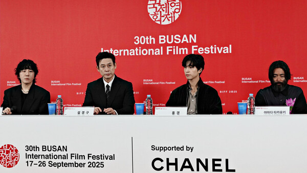 ▲제30회 부산국제영화제 갈라 프레젠테이션 초청작 ‘굿뉴스’ 기자회견에 참석한 변성현 감독, 설경구, 홍경, 야마다 타카유키(사진 왼쪽부터). ⓒ심우진 기자