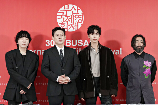 ▲제30회 부산국제영화제 갈라 프레젠테이션 초청작 ‘굿뉴스’ 기자회견에 참석한 변성현 감독, 설경구, 홍경, 야마다 타카유키(사진 왼쪽부터). ⓒ심우진 기자