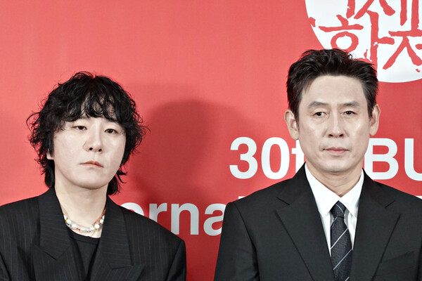 ▲제30회 부산국제영화제 갈라 프레젠테이션 초청작 ‘굿뉴스’ 기자회견에 참석한 변성현 감독(왼쪽), 설경구. ⓒ심우진 기자