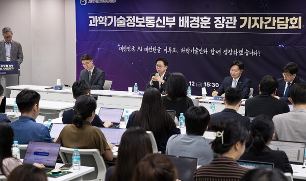 ▲(왼쪽부터) 류제명 제2차관, 배경훈 과학기술정보통신부 장관, 구혁채 제1차관, 박인규 과학기술혁신본부장이 12일 서울 종로구 HJ비즈니스센터에서 열린 '과학기술정보통신부 기자간담회'에서 기자들과 질의응답을 하고 있다. ⓒ과학기술정보통신부