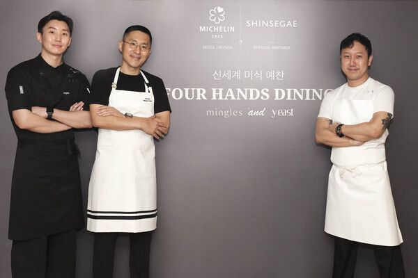 ▲포핸즈 다이닝에 참석한 셰프가 포즈를 취하고 있다. (사진 왼쪽부터) 김영대 밍글스 총괄셰프, 강민구 오너셰프와 조영동 이스트 오너셰프. ⓒ신세계
