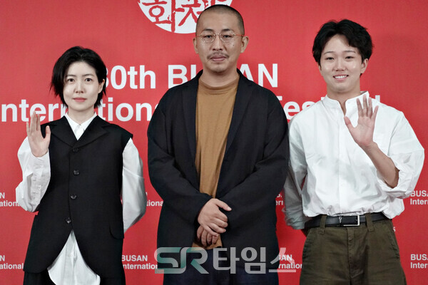 ▲제30회 부산국제영화제 경쟁 부문 작품 '여행과 나날' 기자회견에 참석한 심은경, 미야케 쇼 감독, 다카다 만사쿠(사진 왼쪽부터). ⓒ심우진 기자