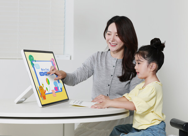 ▲삼성전자 모델이 화면과 스탠드를 분리해 자유롭고 간편하게 사용할 수 있는 무선 이동형 스크린 '더 무빙스타일'을 체험하고 있다. ⓒ삼성전자