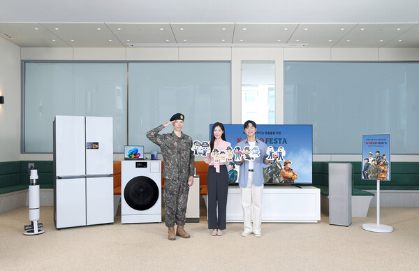 ▲삼성전자 모델이 군인∙경찰∙소방∙교정 공무원 등을 대상으로 풍성한 혜택을 제공하는 'K-히어로 페스타'를 소개하고 있다. ⓒ삼성전자