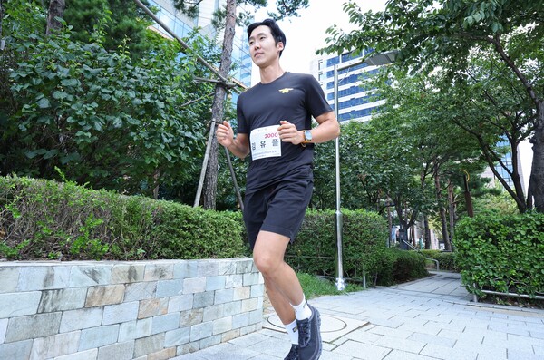 ▲LG유플러스 임직원이 119메모리얼런 대회를 알리고 있는 모습. ⓒLG유플러스