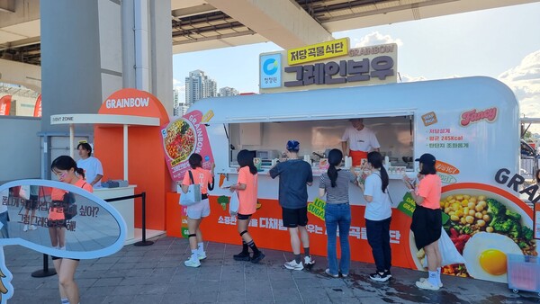 ▲대상 청정원의 저당 곡물 식단 그레인보우가 지난 21일 열린 ‘잠수교 10K 나이트런’ 행사에 참가해 브랜드 체험 부스를 운영했다. ⓒ대상