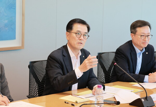 ▲18일 열린 ‘고객신뢰혁신 TF’ 출범 킥오프 미팅에서 이경근 대표가 발언하고 있다. ⓒ한화생명.