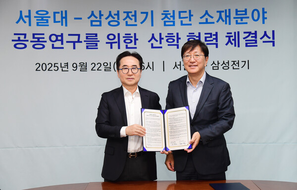 ▲장덕현 삼성전기 사장과 김영오 서울대 공대학장이 첨단 소재 산학 협력 체결식 후 기념촬영을 하고 있다. ⓒ삼성전기