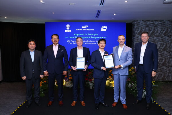 ▲(오른쪽부터)Drago Pinteric BV선급 부사장, Alex Gregg Smitch BV선급 선임 부사장, 장해기 삼성중공업 기술개발본부 부사장, Nick Potter AET CEO&사장, Zahid Osman MISC CEO&사장, 김동주 삼성중공업 기술영업팀장이 기본설계 인증(AiP) 수여식 기념사진을 촬영하고 있다. ⓒ삼성중공업