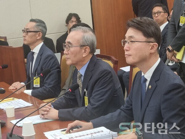 ▲김영섭 KT 대표(사진 가운데). ⓒ문재호 기자