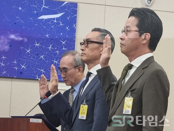 ▲김영섭 KT 대표(맨 왼쪽)가 24일 서울 여의도 국회 과학기술정보방송통신위원회에서 열린 대규모 해킹사고(통신·금융) 관련 청문회 시작 전 증인 선서를 하고 있다. ⓒ문재호 기자