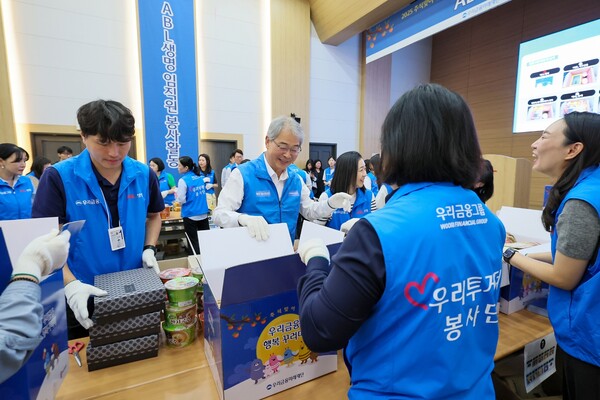 ▲지난 23일 여의도 ABL본사에서 임종룡 우리금융그룹 회장과 ABL생명 임직원들이 추석맞이 조손가정 지원 봉사활동을 진행했다. ⓒ우리금융