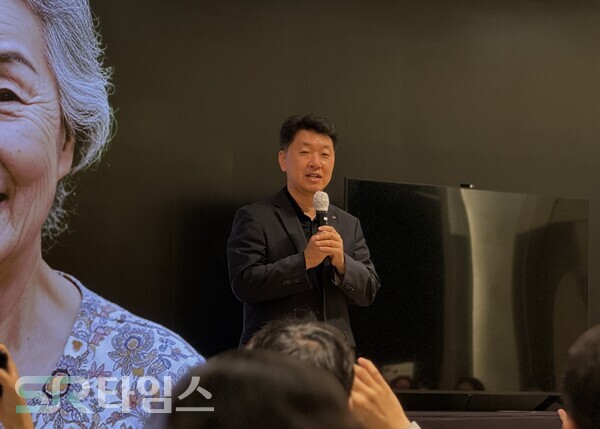 ▲25일 백선필 LG전자 TV상품기획담당이 서울 여의도 LG트윈타워에서 'LG 이지 TV'에 대해 소개하고 있다. ⓒ윤서연 기자