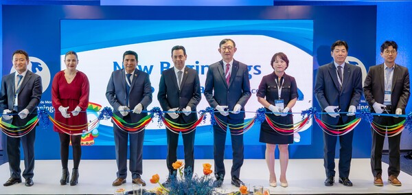 ▲지난 24일(현지시간) 멕시코 멕시코시티 소재 뉴욕 라이프타워에서 진행된 현지법인 멕시코신한은행 확장이전 기념식에서 서승현 신한은행 글로벌사업그룹장(오른쪽 네번째), 씨로 안토니오 쎄레세도 바티스타 멕시코 금융감독원국장(오른쪽 다섯번째), 이상희 주멕시코대사관 총영사(오른쪽 세번째)가 행사 참석자들과 함께 테이프 커팅하는 모습. ⓒ신한은행