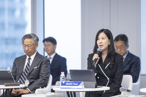 ▲지난 24일 서울 여의도 신한투자증권 본사에서 진행된 신한금융지주회사 이사회 ‘라운드테이블’ 미팅에서 (사진 왼쪽부터) 이용국 사외이사, 윤재원 신한지주 이사회 의장이 기관투자자들의 질문에 답하고 있다. ⓒ신한금융