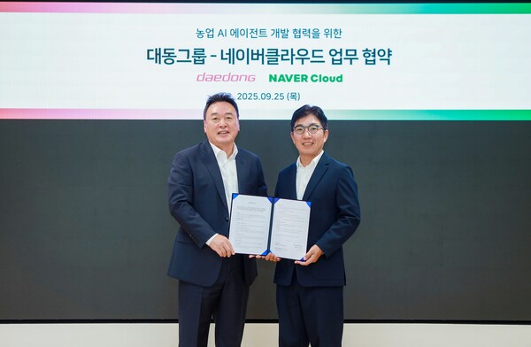 ▲25일 (왼쪽부터) 대동그룹 원유현 부회장과 네이버클라우드 김유원 대표가 업무협약 체결 후 기념촬영을 하고 있다. ⓒ네이버클라우드