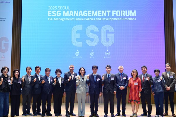 ▲'2025 제3회 서울 ESG 경영포럼' 참가자들이 기념촬영을 하고 있다. ⓒ서울시의회