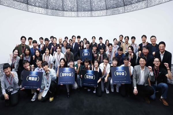 ▲LG CNS가 주최한 '최적화 그랜드 챌린지 2025' 시상식 후 대회 수상자 및 관계자들이 기념촬영을 하고 있다. ⓒLG CNS
