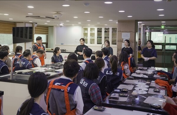 ▲LS증권은 지난 24일 추석을 맞이하여 직접 만든 전통 떡을 지역사회에 전달하는 사회공헌 활동을 진행했다고 26일 밝혔다. ⓒ LS증권