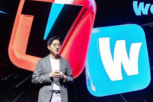 ▲조성현 티빙 최고사업책임자(CBO)가 지난 9월 19일 서울 강남구 쿤스트할레에서 '티빙·웨이브 뉴 웨이브 2025' 행사를 열고 티빙과 웨이브의 통합 광고 플랫폼 전략을 설명하고 있다. ⓒ티빙