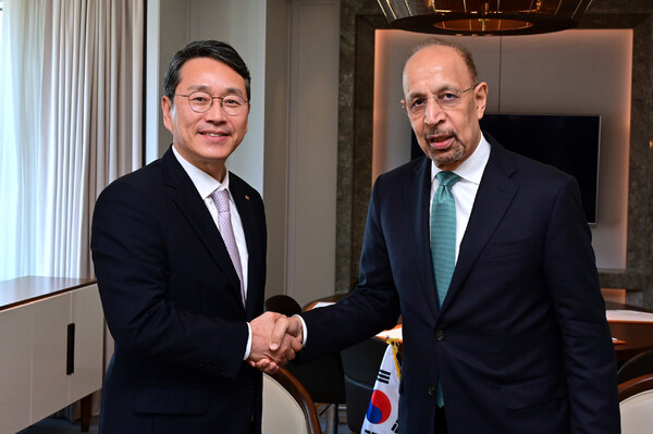 ▲26일 조주완 LG전자 CEO가 서울 중구 롯데호텔에서 사우디아라비아 칼리드 알팔리(H.E. Khalid AlFalih) 투자부 장관과 만나 AI 데이터센터 냉각 솔루션 공급 등 협력 방안을 논의했다. ⓒLG전자