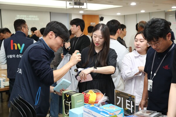▲hy 직원들이 무료 나눔 캠페인에 참여하고 있다. ⓒhy