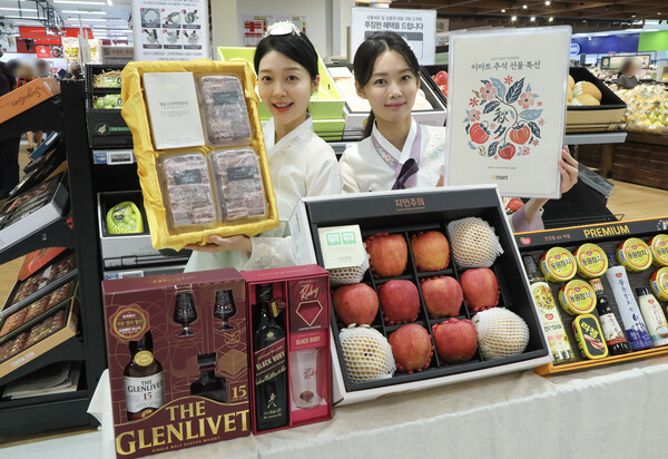 ▲이마트가 추석 연휴를 약 열흘 앞두고 추석 선물세트 본 판매에 돌입한다. 9월 26일 금요일 오전 이마트 용산점에서 모델들이 '이마트 추석 선물세트 본 판매' 상품들을 소개하고 있는 모습. ⓒ이마트