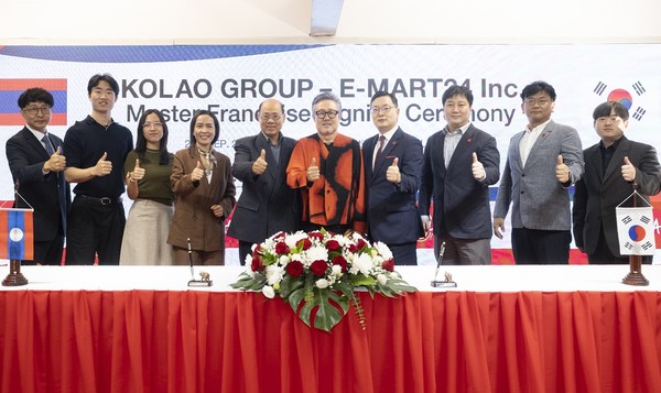 ▲25일 라오스 비엔티안 코라오그룹 본사에서 강인석 이마트24 상무(오른쪽에서 네번째), 오세영 코라오그룹 회장(오른쪽에서 다섯번째)이 라오스 진출을 위한 마스터 프랜차이즈 계약을 체결 후 기념 촬영을 하고 있다. ⓒ이마트24