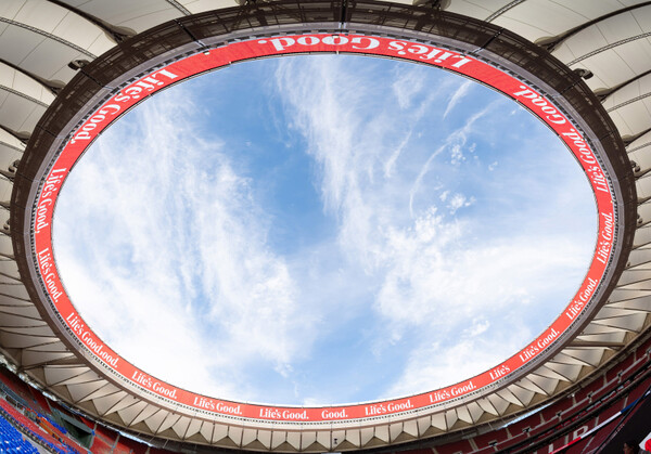 ▲LG전자가 스페인 프로 축구팀 아틀레티코 마드리드의 홈구장 리야드 메트로폴리타노 최상단에 설치한 2000㎡ 규모의 초대형 리본보드. ⓒLG전자