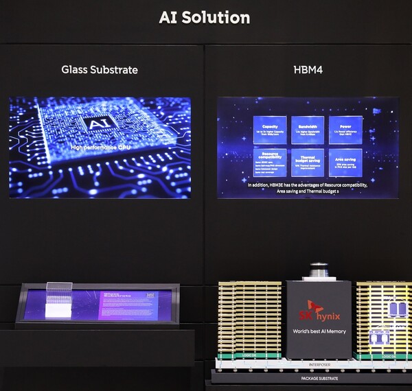 ▲(왼쪽부터) AI 데이터센터에 필요한 SK그룹 AI 생태계 핵심 제품 SKC ‘유리기판(SKC)’과 SK하이닉스 ‘고대역폭메모리4(HBM4)’. ⓒSK그룹
