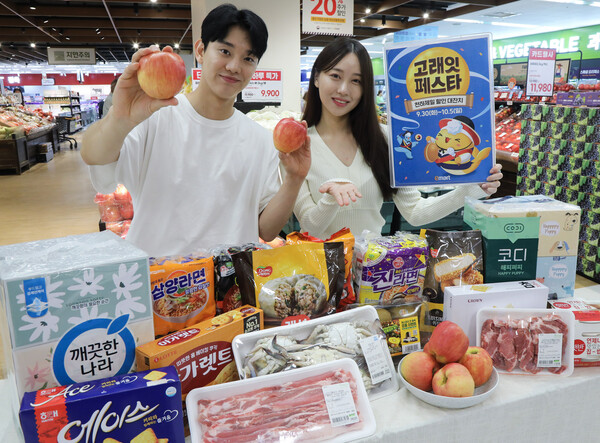 ▲9월 29일 오전 이마트 용산점에서 모델들이 '10월 고래잇 페스타' 할인상품을 소개하고 있다. ⓒ이마트