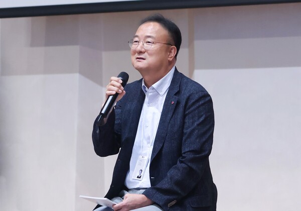 ▲문혁수 LG이노텍 대표가 최근 열린 사업장 현장경영에서 임직원들에게 미래 신사업 계획에 대해 설명하고 있다. ⓒLG이노텍