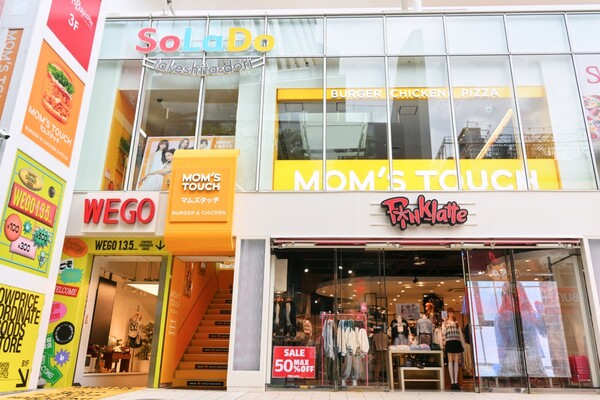 ▲맘스터치 솔라도 하라주쿠점 외관. ⓒ맘스터치