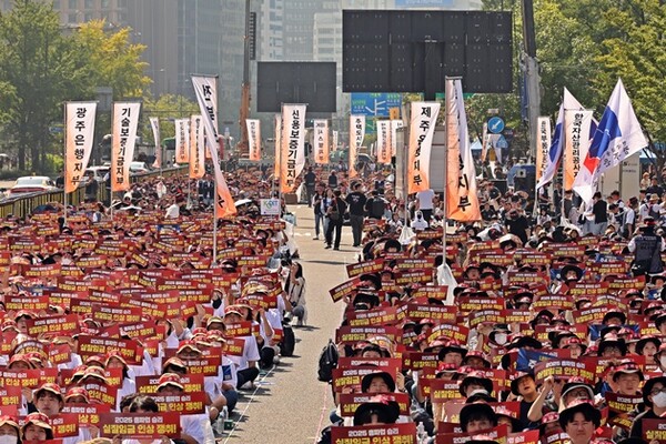 ▲금융노조가 지난 26일 광화문 사거리에서 총파업 결의 대회를 진행하는 모습. ⓒ금융노조