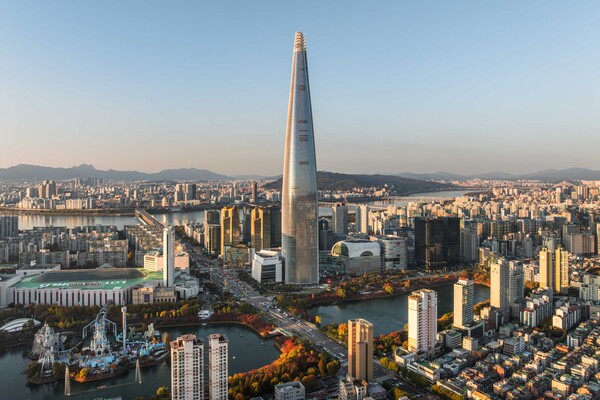 ▲ 롯데월드타워·몰이 긴 추석 연휴를 맞아 즐길 거리와 혜택을 준비했다. ⓒ롯데물산