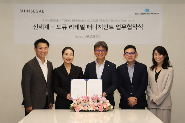 ▲신세계백화점은 지난 23일 서울 서초구 신세계백화점 본사에서 일본 도큐그룹 내 도큐 리테일 매니지먼트와 한-일 컨텐츠 교류 및 비즈니스 모델 강화를 위한 MOU를 체결했다. 사진 왼쪽부터 신세계백화점 박상언 팩토리 담당, 신세계백화점 장수진 상품본부장, 도큐 리케일 매니지먼트 대표이사 홋타 마사미치, 도큐 리테일 매니지먼트 상무 호리우치 켄스케, 시부야109 엔터테인먼트 대표이사 이시카와 아유미. ⓒ신세계