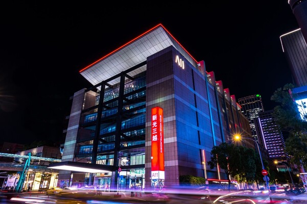 ▲현대백화점이 10월 1일부터 오는 12월 25일까지 3개월 간 대만 신광미츠코시 백화점 신이 플레이스 A11점에서 K브랜드를 소개하는 ‘더현대 글로벌 팝업스토어’를 운영한다. 사진은 대만 신광미츠코시 백화점 야간 전경. ⓒ현대백화점