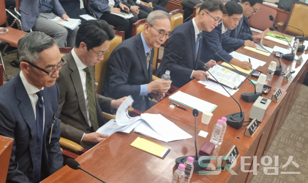 ▲(왼쪽부터) 윤종하 MBK파트너스 부회장, 조좌진 롯데카드 대표, 김영섭 KT 대표. ⓒ문재호 기자