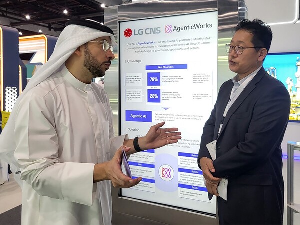 ▲LG CNS 직원이 IDCE 2025에 마련한 부스에서 고객과 에이전틱 AI 플랫폼 및 제조AX 기술 도입에 대해 논의하고 있다. ⓒLG CNS