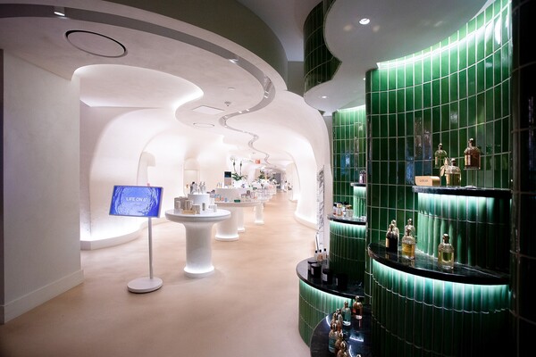 ▲LG 스탠바이미 2가 쁘렝땅 백화점 곳곳에 설치돼, 참여 브랜드의 스토리를 담은 영상 콘텐츠를 선보이고 있는 모습. ⓒLG전자