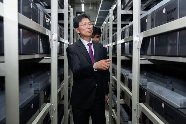 ▲강태영 농협은행장이 지난 30일 경기 의왕 통합IT센터를 찾아 비상대응체계 및 안전시스템을 긴급 점검했다. ⓒ농협은행