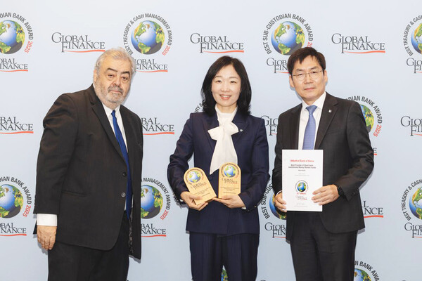 ▲지난달 30일 독일 프랑크푸르트에서 열린 ‘Transaction Banking Awards Ceremony 2025’ 시상식에서 (오른쪽부터) 김형일 IBK기업은행 전무이사, 서경란 IBK기업은행 경제연구소장, 안드레아 피아노(Andrea Fiano) 글로벌파이낸스 편집장이 기념촬영을 하고 있는 모습. ⓒ기업은행