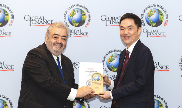 ▲하나은행은 지난달 30일(현지시각) 미국 글로벌 금융ㆍ경제 전문지인 ‘글로벌파이낸스지’가 선정하는 '2025 대한민국 최우수 수탁 은행상'을 수상했다. 이날 시상식에 참석한 권우철 하나은행 수탁영업부 팀장(사진 왼쪽 두번째)이 안드레아 피아노(Andrea Fiano) 글로벌파이낸스지 편집자와 기념 촬영을 하고 있다. ⓒ하나은행