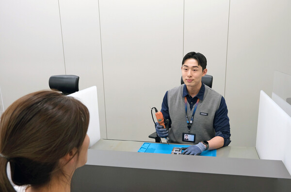 ▲삼성전자서비스 엔지니어가 휴대폰 서비스를 제공하고 있다. ⓒ삼성전자서비스