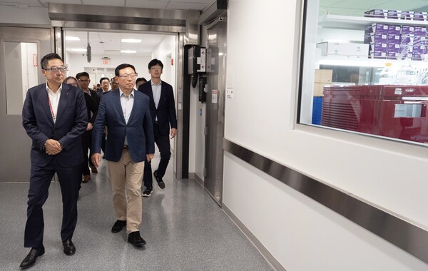 ▲신동빈 롯데그룹 회장(사진 왼쪽 두번째)이 5일 미국 뉴욕주에 위치한 롯데바이오로직스 시러큐스 바이오 캠퍼스를 찾아 지난 3월 준공 후 본격 가동에 들어간 ADC(항체약물접합체) 생산시설을 시찰하고 있다. ⓒ롯데