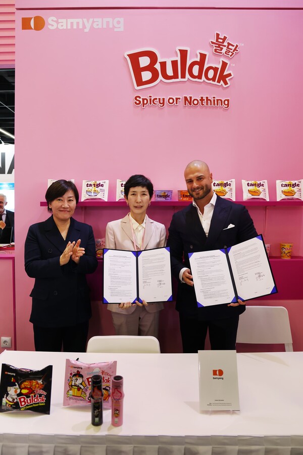 ▲4일(현지시각) 독일 쾰른에서 열린 세계 최대 식품 박람회 '아누가(ANUGA) 2025' 삼양식품 부스에서 (사진 왼쪽부터) 송미령 농림축산식품부 장관, 김정수 삼양식품 부회장, Melik Bektaş SRG International 최고상업책임자(CCO)가 기념 촬영을 하고 있다. 이날 김정수 부회장은 '아누가(ANUGA) 2025' 주빈국 대표로 참석한 송미령 농림축산식품부 장관이 임석한 가운데 프랑스 대형채널 유통전문업체 ‘SRG International’社와 프랑스 현지 유통에 관한 MOU를 체결했다. ⓒ삼양식품