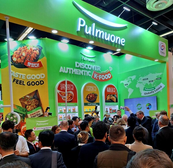▲'아누가 2025' 행사장 내 마련된 풀무원 부스 전경. 풀무원은 지난 4일부터 8일까지 독일 쾰른에서 개최된 '아누가 2025'에 참여해 ‘정통 K-푸드의 맛과 즐거움’을 콘셉트로 두부, 아시안 누들, 김치, 식물성 지향 혁신제품 등 총 45종의 대표 제품을 선보였다.ⓒ풀무원