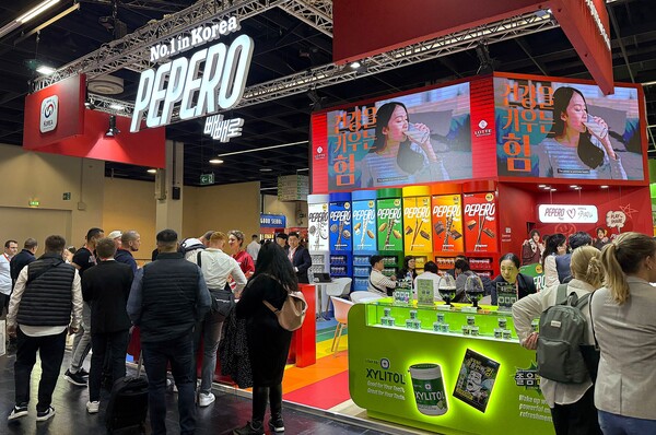 ▲롯데웰푸드가 지난 4일부터 8일(현지시간)까지 독일 쾰른 국제전시장(Koelnmesse)에서 열린 ‘아누가 2025(ANUGA 2025, 이하 아누가)’에 첫 참가해 빼빼로 등 핵심 브랜드를 홍보했다. 사진은 롯데웰푸드 ’아누가 2025’’ 부스 이미지. ⓒ롯데웰푸드