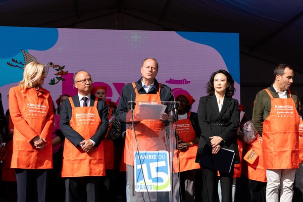 ▲지난 4일(현지시각) 프랑스 파리15시청 대광장에서 열린 '2025 KOREAN EXPO - 김치의 날 제정 선포식'에서 필립 구종(Philippe Goujon) 파리15시장(사진 가운데)이 '김치의 날' 공식 제정을 선포하고 있다. ⓒ대상